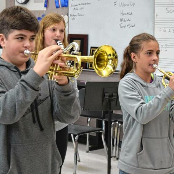 Skolēni pūš trompetes