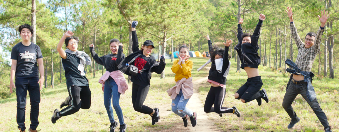 Priecīgi skolēni lecienā