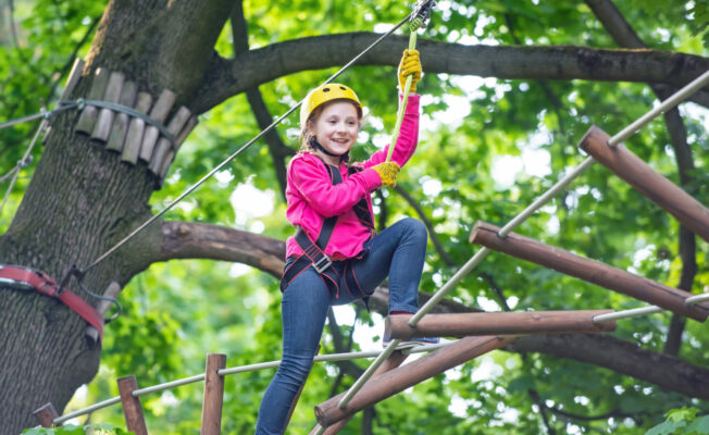 Meitene kāpelēšana strasē