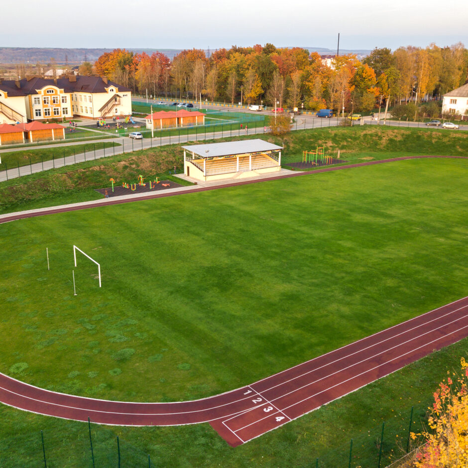 Sporta laukums no sāna